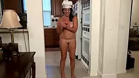 Meet amateur chef who likes cooking naked